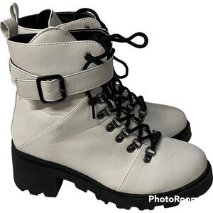 Sugar White Lug Sole Cushioned Frannie Round Toe Block Heel Zip-Up Boot